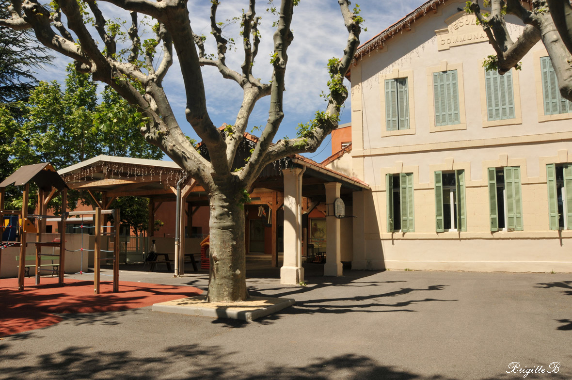 L'école et les transports de La Barben
