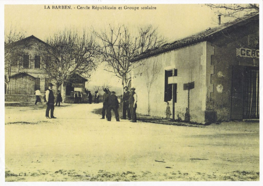 Vers le centre du village en direction du château