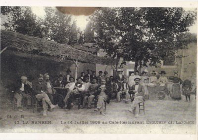 Le centre du village de La Barben en 1909