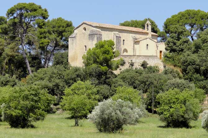 L'église de La Barben située à côté du château