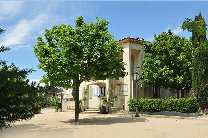 Mairie de La Barben, entrée, sur la place du village