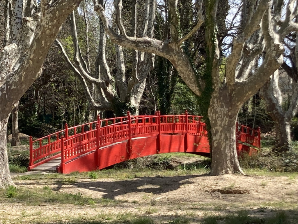 Pont rouge dans le parc des Cèdres