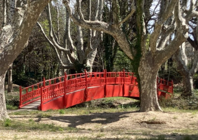 Pont rouge dans le parc des Cèdres