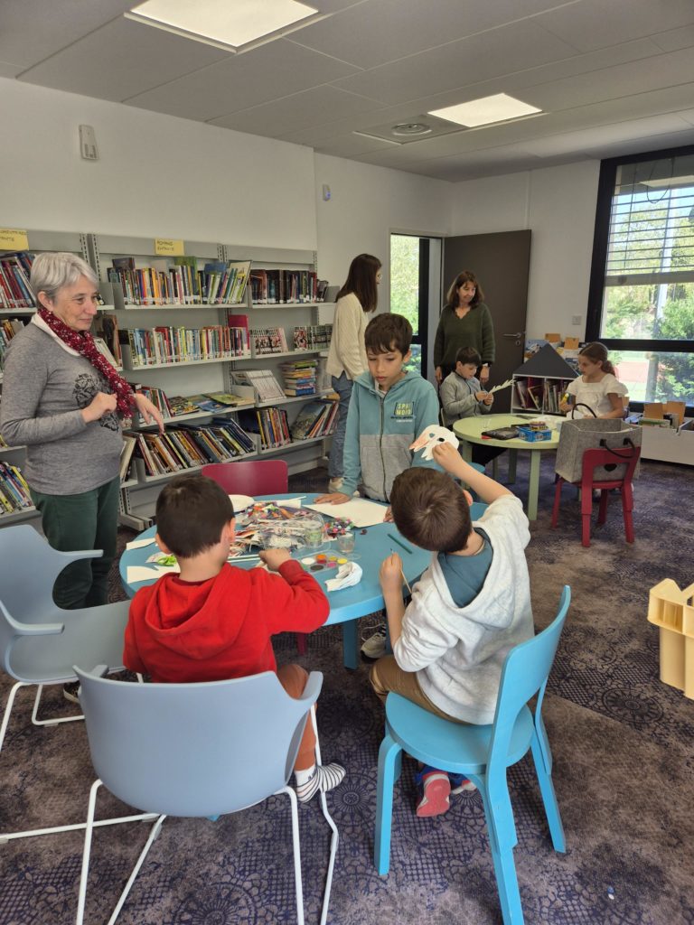 un moment de joie ensemble à la bibliothèque